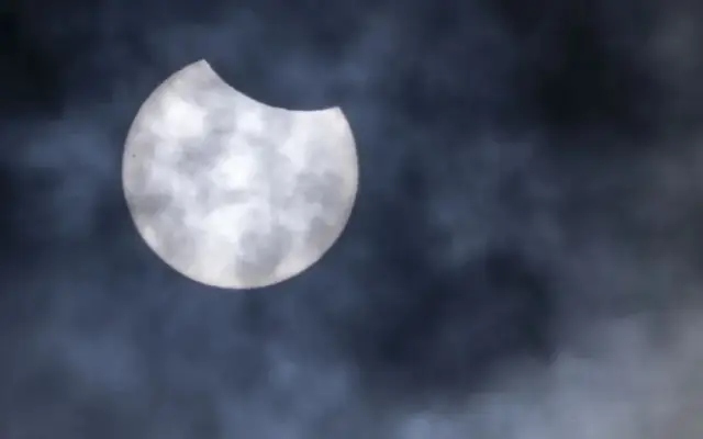 Eclipse parcial de Sol acapara atención aficionados de Europa
