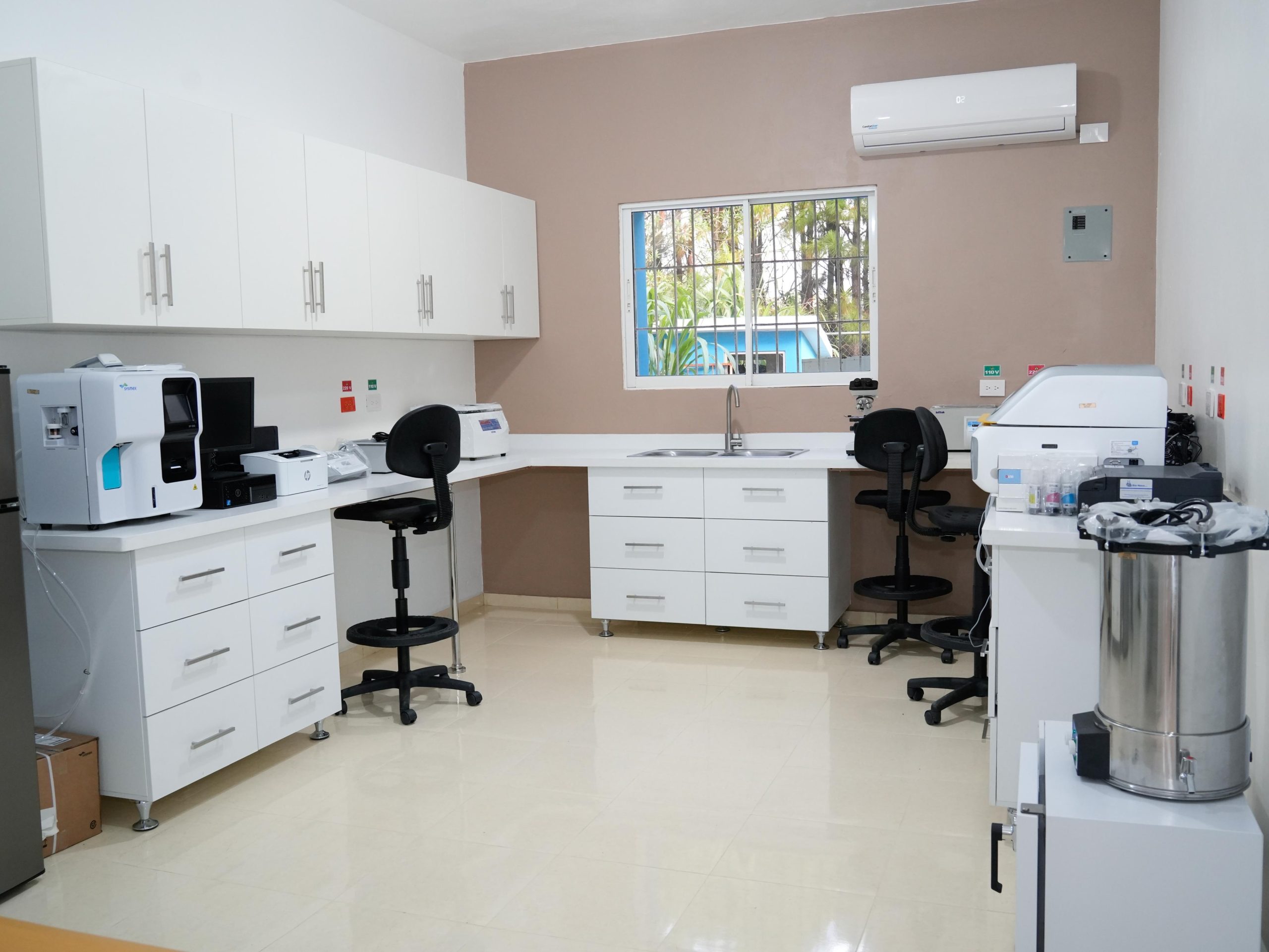SNS pone en marcha laboratorios clínicos en Monte Llano y Aguayo