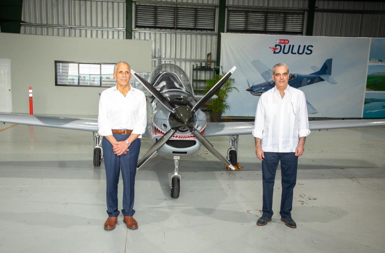 Abinader y presidente de Honduras recorren Base Aérea de San Isidro
