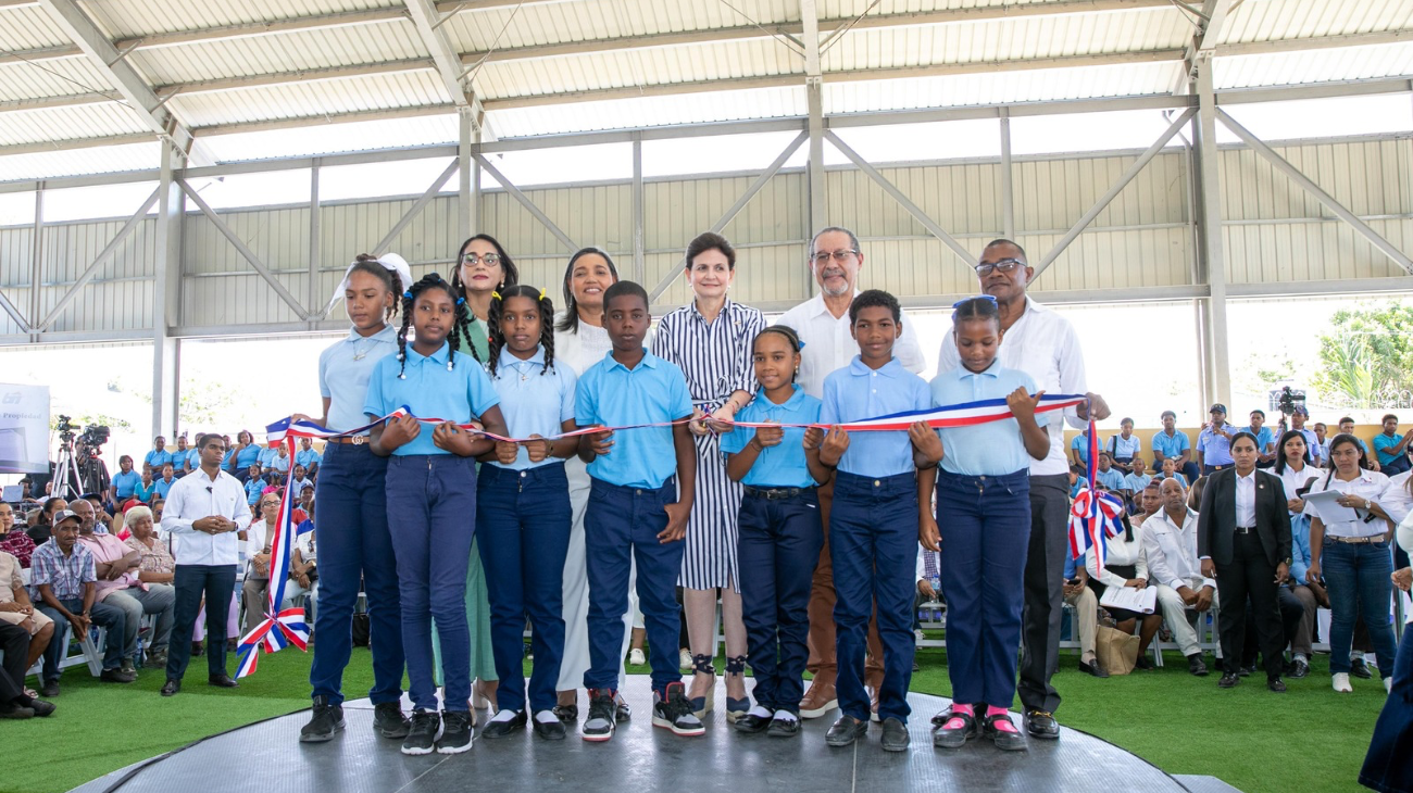 Raquel Peña entrega techado de RD 38 millones en escuela de Azua