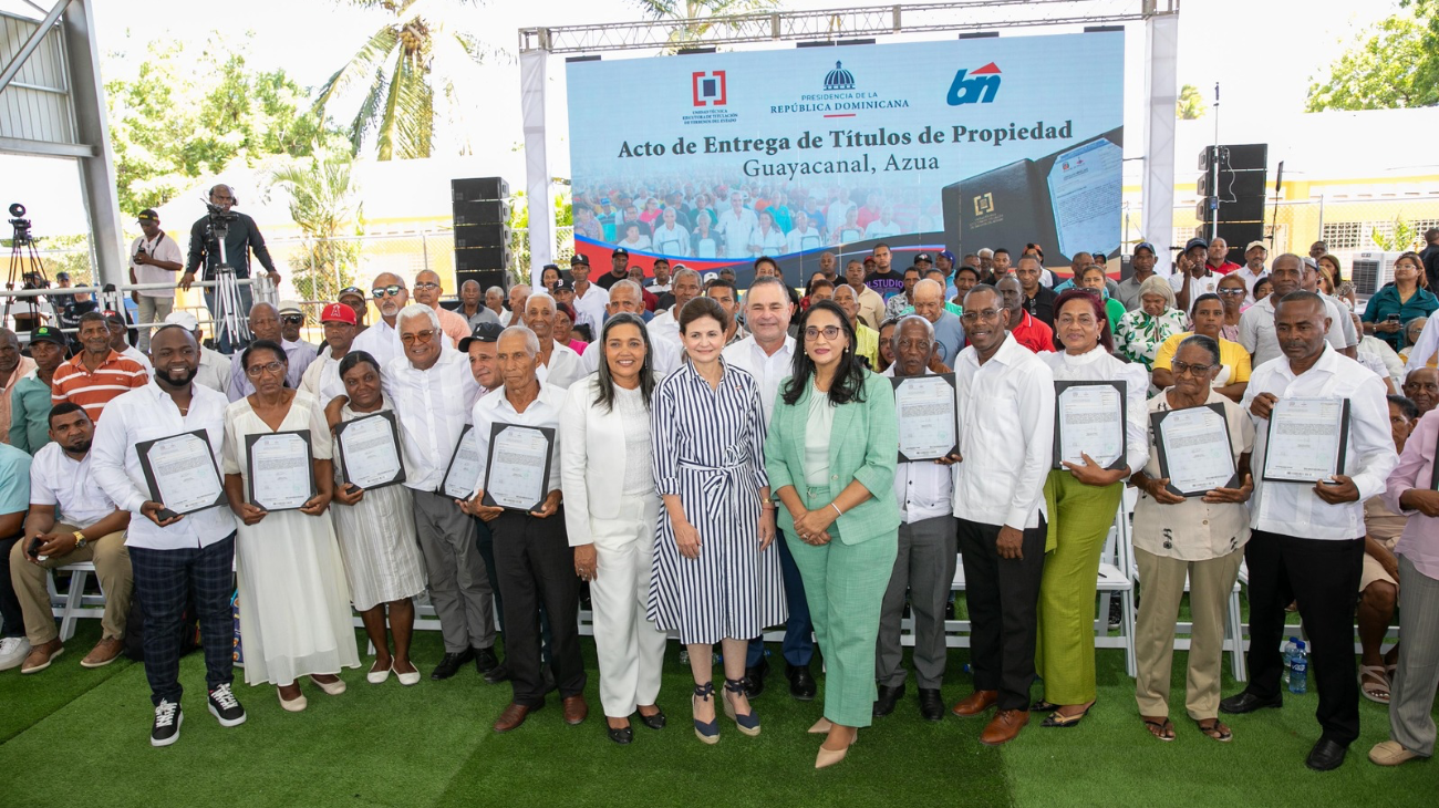 Raquel Peña entrega 450 títulos a 1,800 personas en Azua
