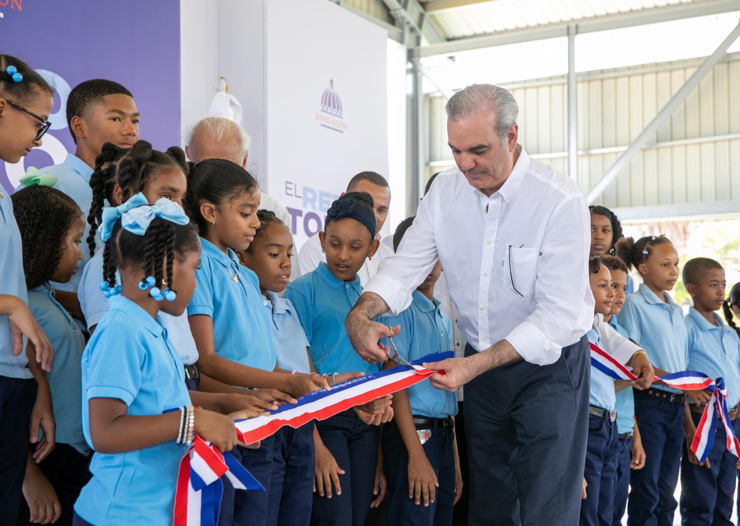 Abinader inaugura techado deportivo en politécnico de San Juan