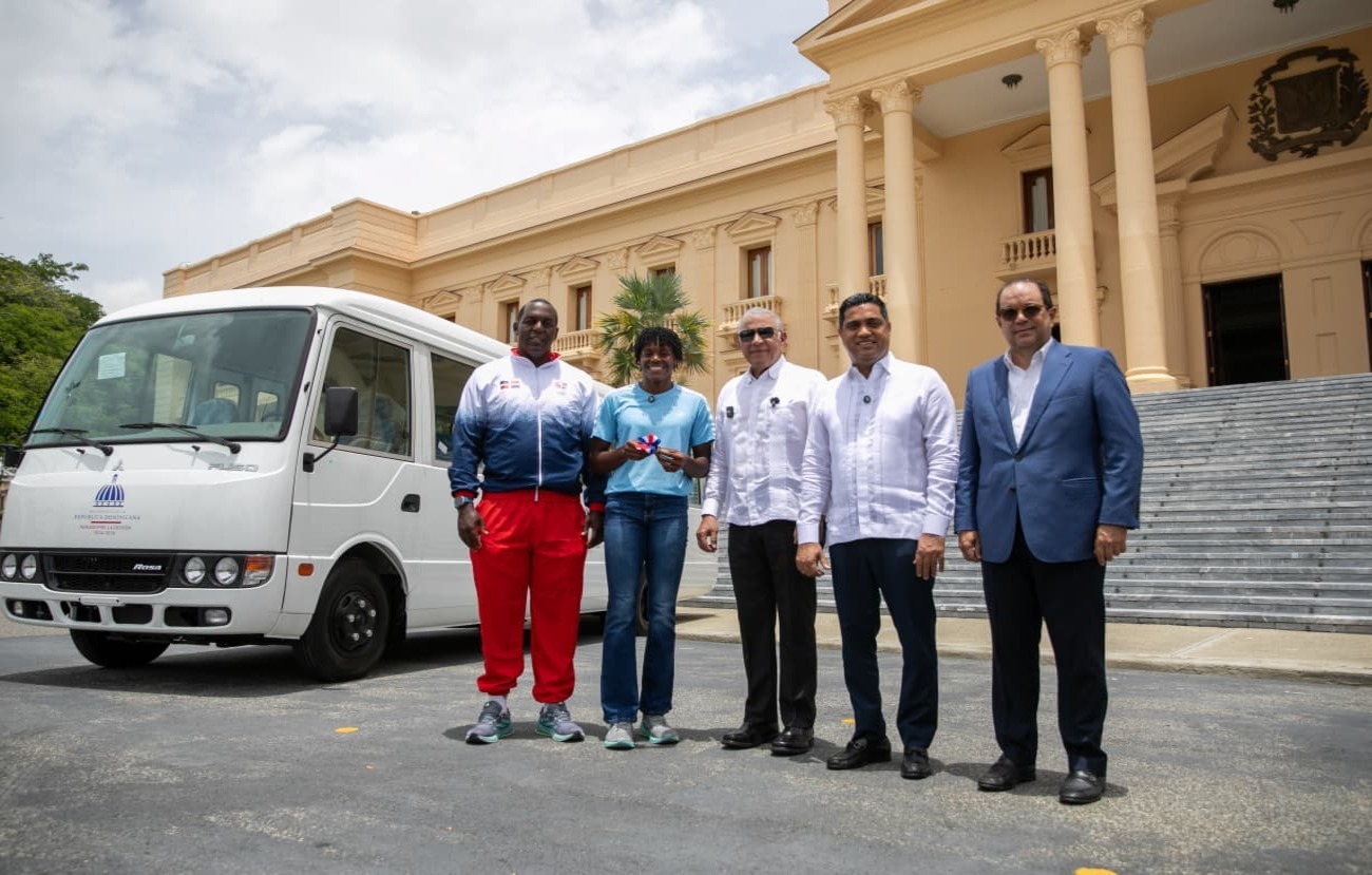 Gobierno entrega autobús a fundación de Marileidy Paulino