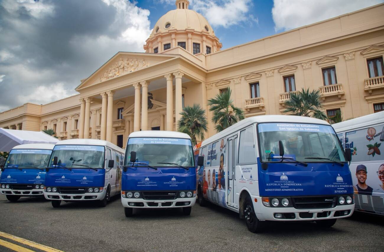 Abinader entrega 40 autobuses; flota universitaria llega a 90