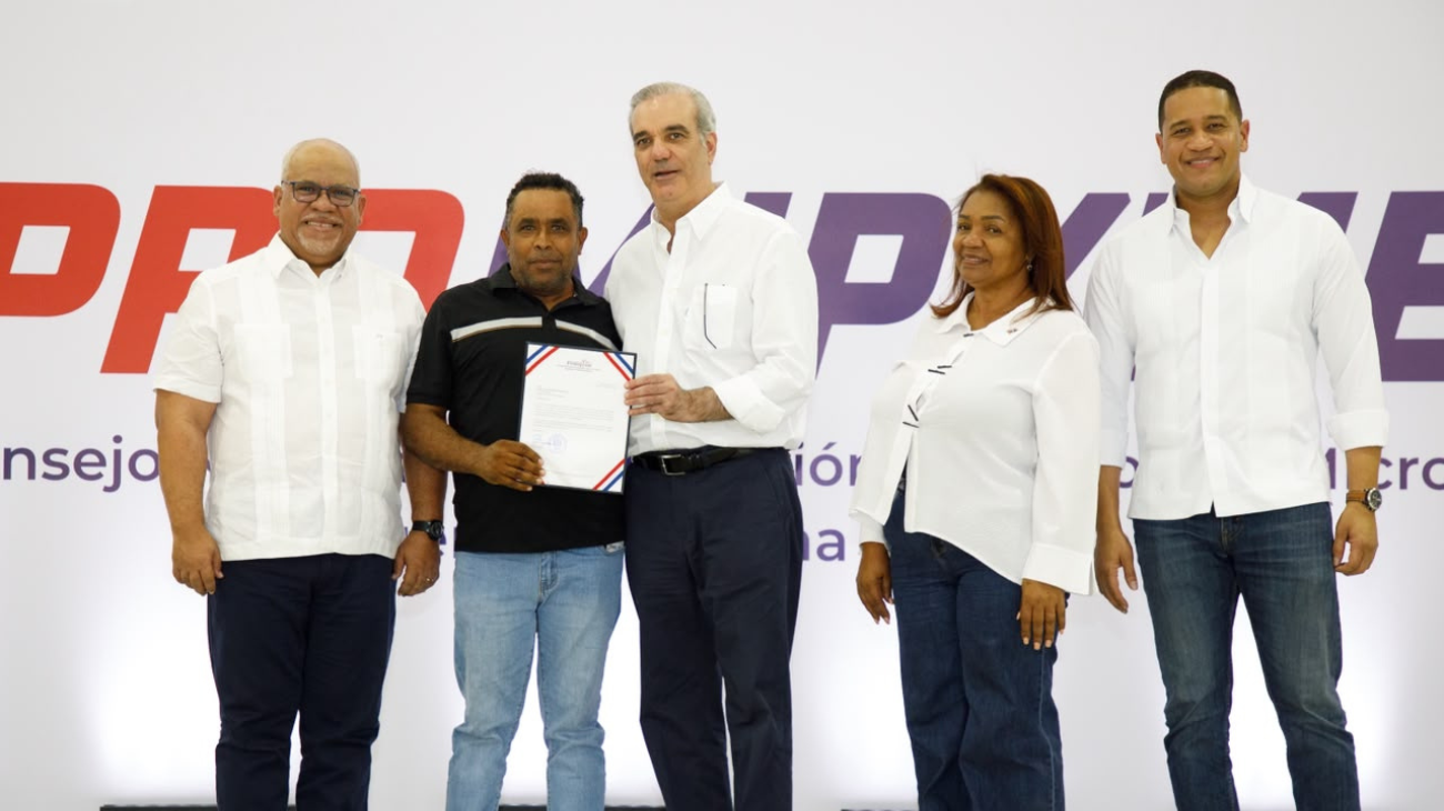 Abinader entrega RD 85 millones a 400 microempresarios de San Juan