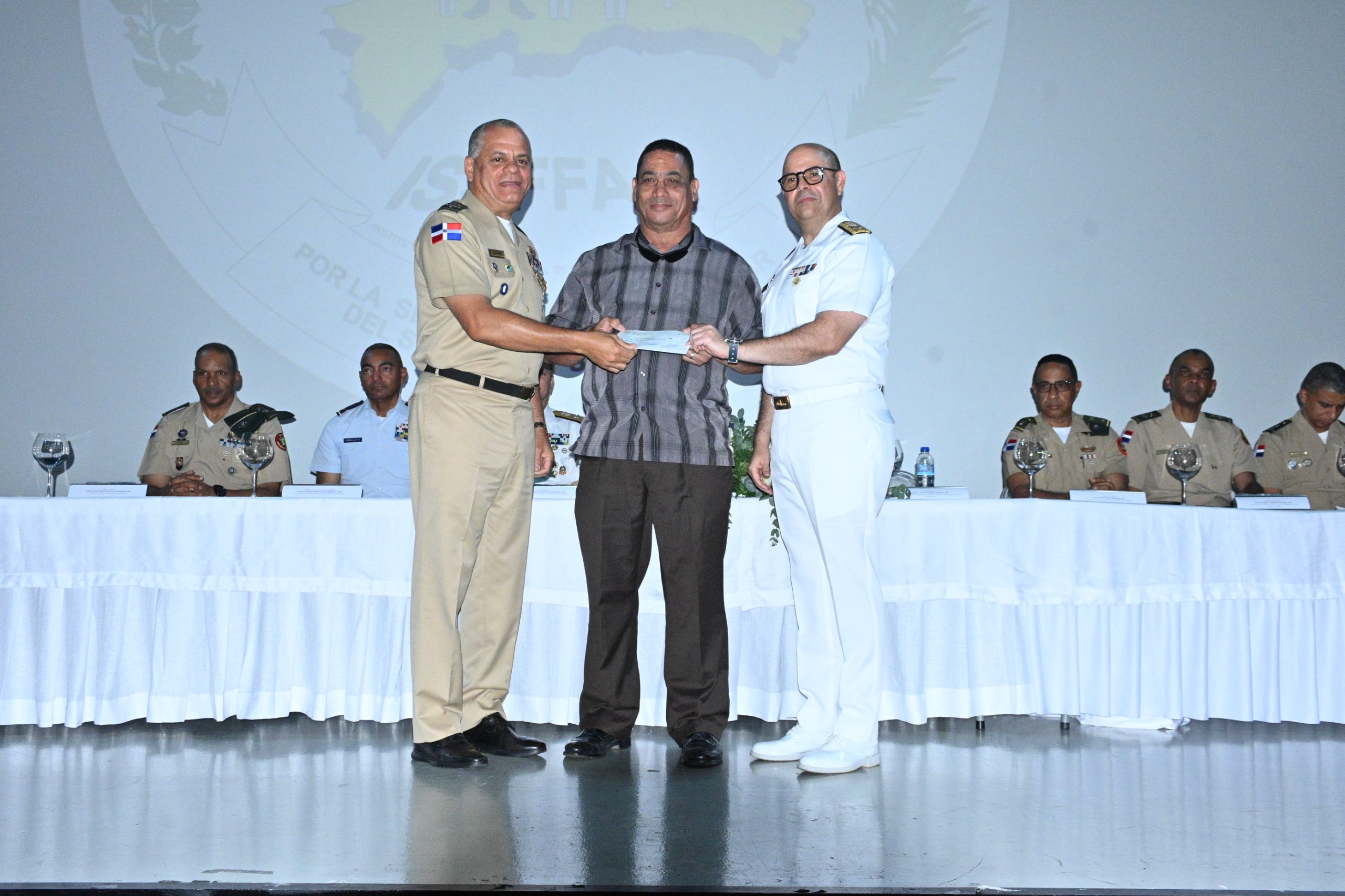 MIDE entrega RD 600 millones a 327 militares en retiro