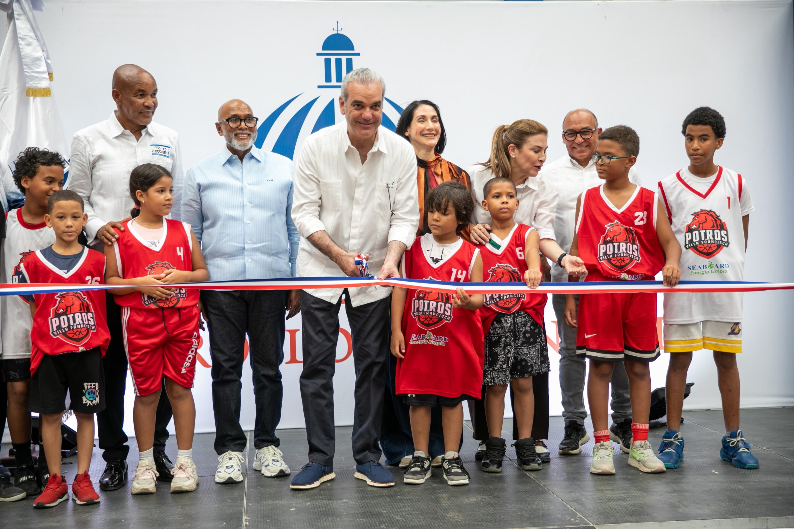 Abinader inaugura techado del Cescar para 1,500 estudiantes
