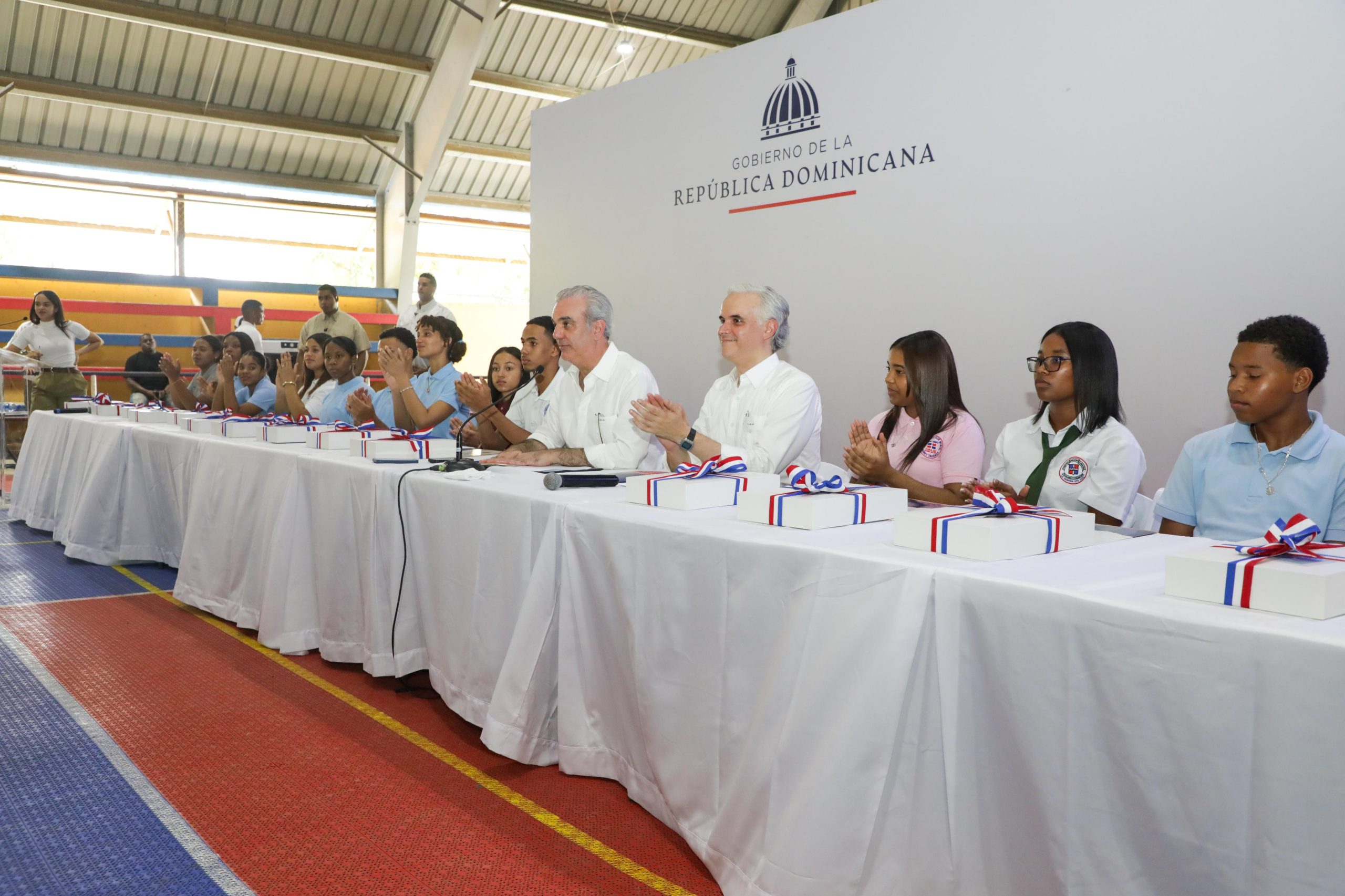 Abinader anuncia que 60-70 % de politécnicos tendrán equipos