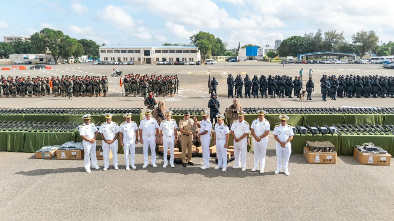 Defensa entrega armamento militar a la Armada y a la Fuerza Aérea
