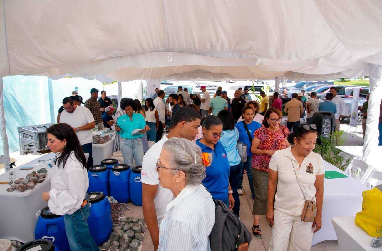 Primera feria de larimar ofrece 15,000 libras en bruto en Barahona