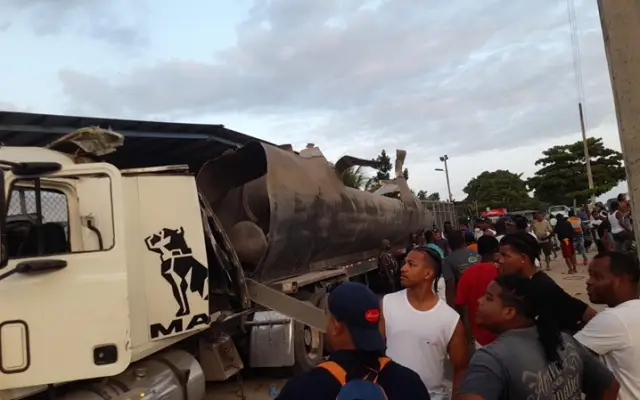 Explosión tanquero de gasolina deja dos muertos y un herido