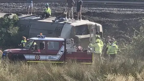 LONDRES: Al menos 11 heridos tras decarrilar tren en zona sur