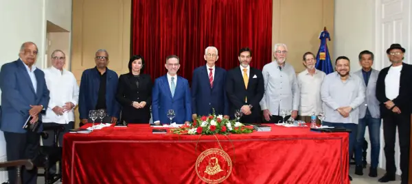 Carlos Salcedo presenta poemario en Academia de la Lengua