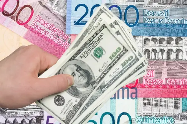 Dólar subió 18 cts. y el euro 15; eran vendidos a $59.38 y $70.10