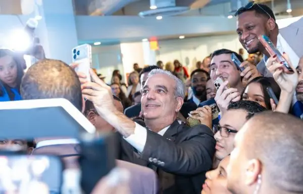 Abinader anuncia 300 becas jóvenes dominicanos viven NY