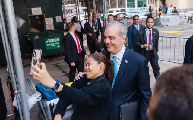 Abinader recorre a pie calles de Nueva York; saluda dominicanos