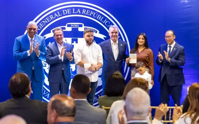 Abinader inicia en NY entrega de nuevo pasaporte electrónico