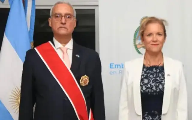 Argentina condecora a Gustavo Hernando, ex embajador de RD