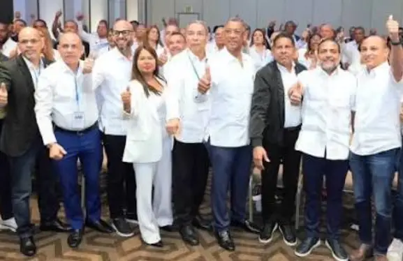 Collado avanza conformación estructura política en exterior