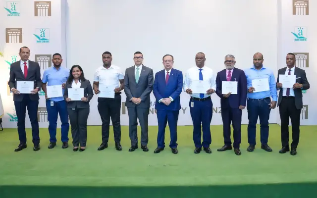 BCRD gradúa 74 en diplomado sobre economía y finanzas