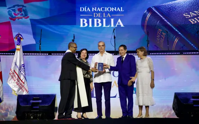 Comunidad Cristiana reconoce a Abinader en el Día de la Biblia