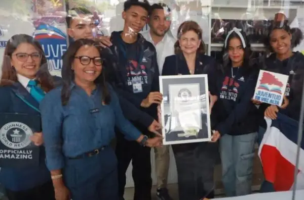 RD completa 500 horas lectura continua tras récord Guinness