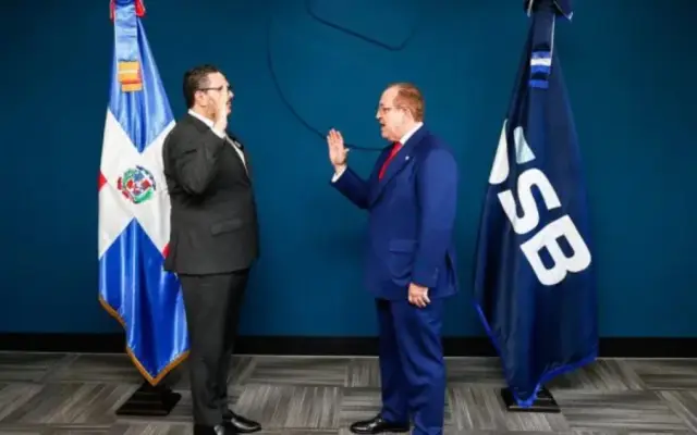 Magín Díaz juramenta Cedeño Brea superintendente de Bancos
