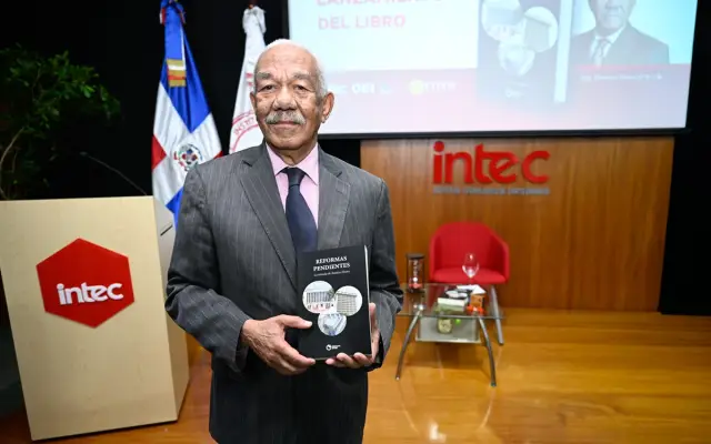 Presentan libro recoge 50 años pensamiento de Ramón Flores