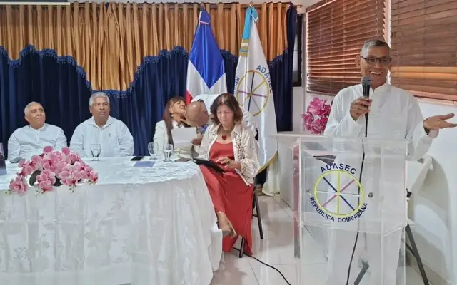 Pérez presenta libro sobre el Alzheimer y el rol del cuidador