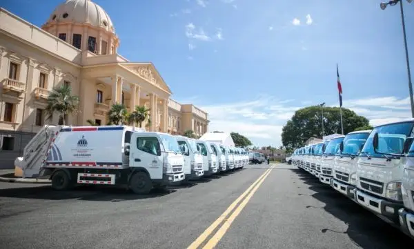 Presidente Abinader entrega 50 camiones de recoger basuras