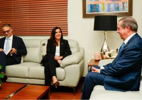 Francisco Javier se reúne con la embajadora de EU Leah Campos