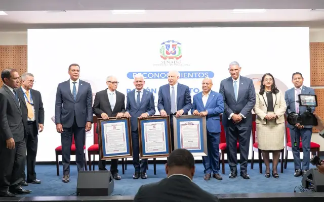 Senado reconoce labor médicos Ramón Tallaj y Elbi Morla