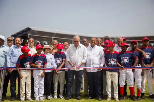 Abinader inaugura campo de béisbol en distrito de Pizarrete