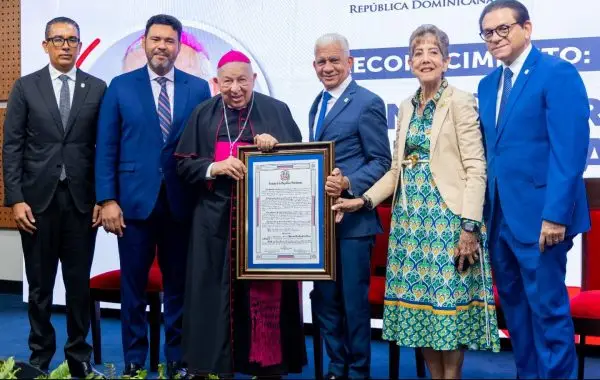 Senado reconoce trayectoria monseñor de la Rosa y Carpio