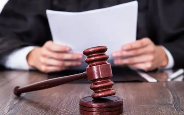 Condenan a tres hombres por falsificar documentos judiciales