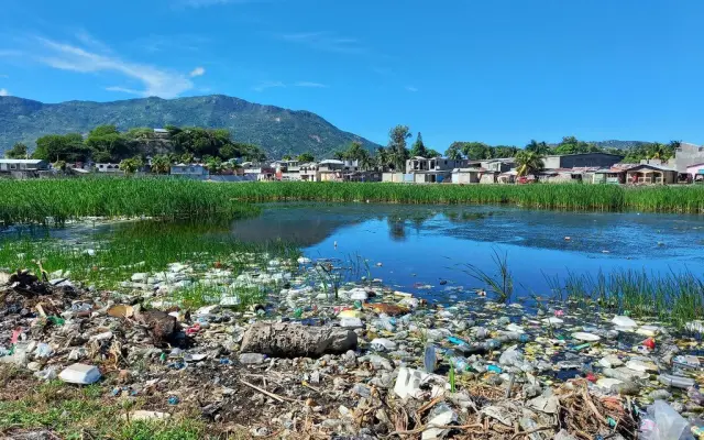 Contaminación por plomo en aguas afecta población de Haití