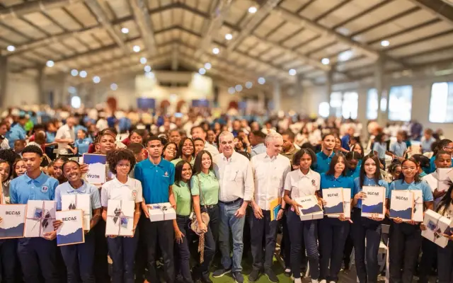Abinader reúne con jóvenes SC; anuncia hospital traumatología