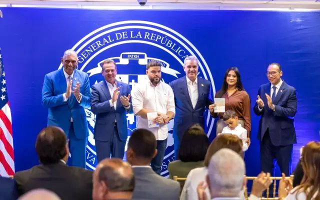 Abinader entrega en Nueva York primer pasaporte biométrico