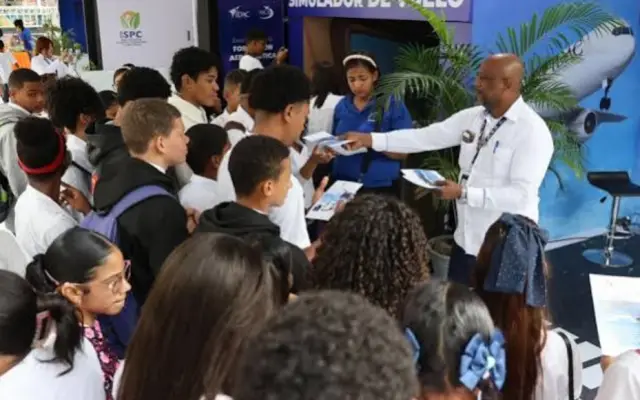 Simuladores de vuelo en Feria Internacional del Libro en RD