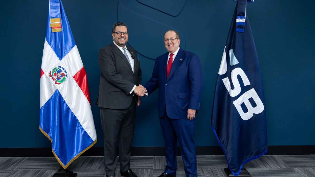 Enmanuel Cedeño Brea asume como nuevo superintendente de Bancos