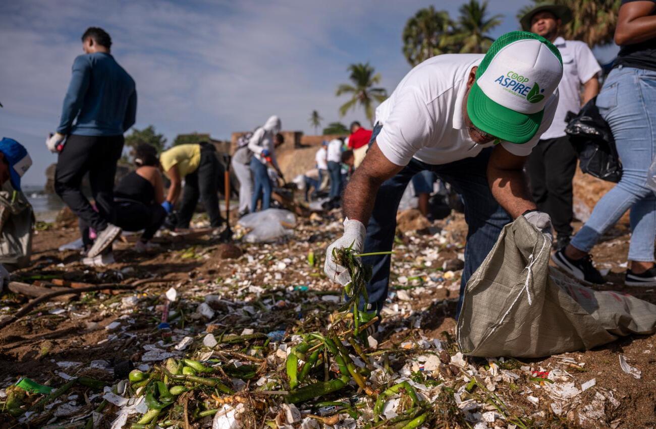 Medio Ambiente retira 155.5 toneladas de residuos en playas y ríos