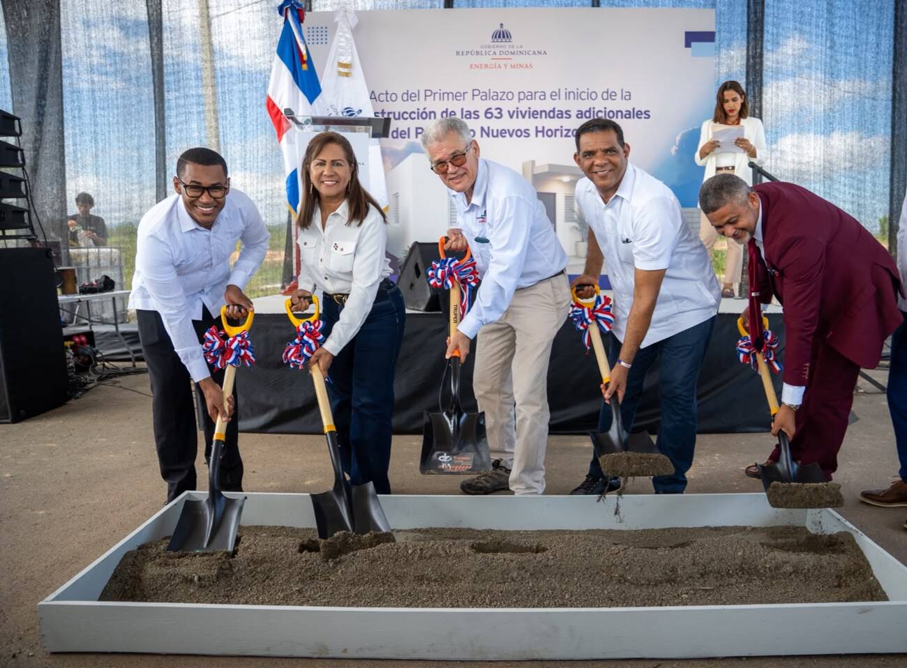 Energía y Minas inicia construcción de 63 viviendas en Cotuí