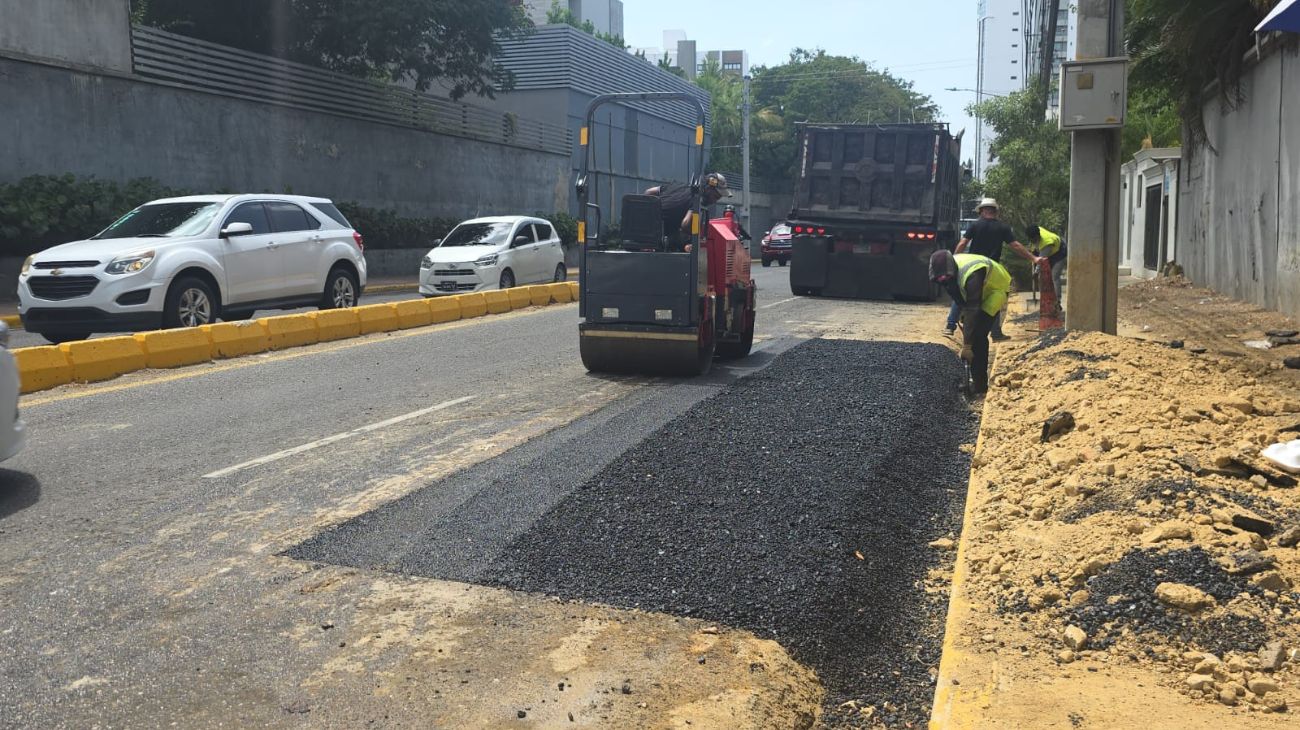 Coraasan coloca 4,413 metros cúbicos en plan de bacheo en Santiago