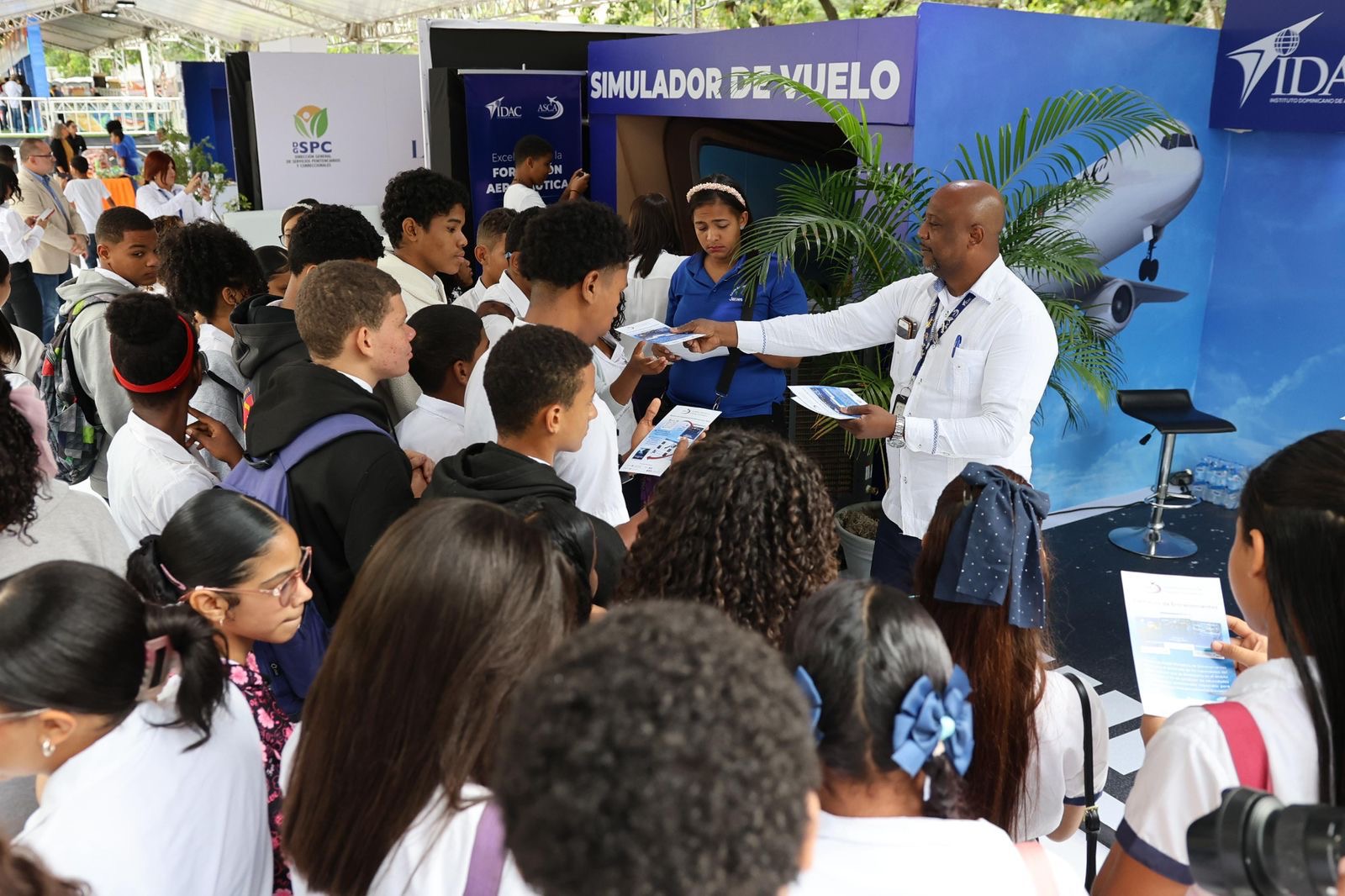 IDAC llevará dos simuladores de vuelo a la Feria del Libro 2026