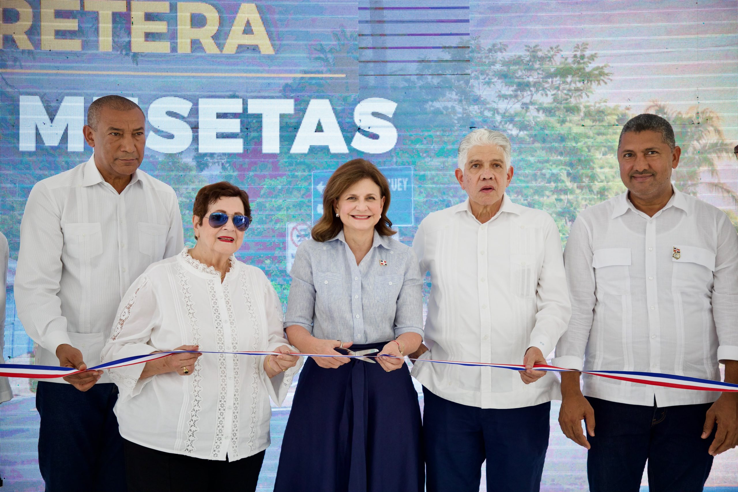 Raquel Peña inaugura carretera Las Mesetas de 7.2 km en El Seibo
