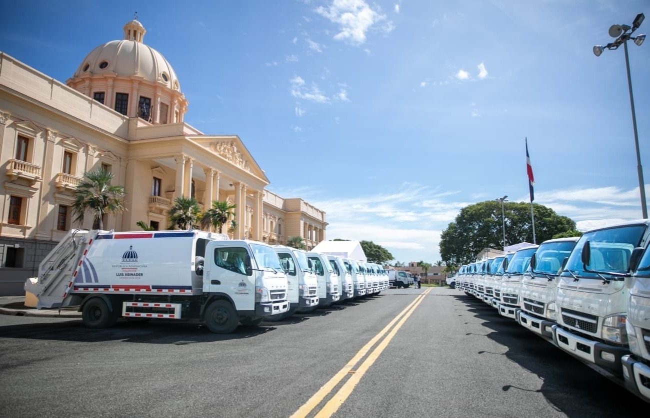 Gobierno entrega 50 camiones compactadores a municipios