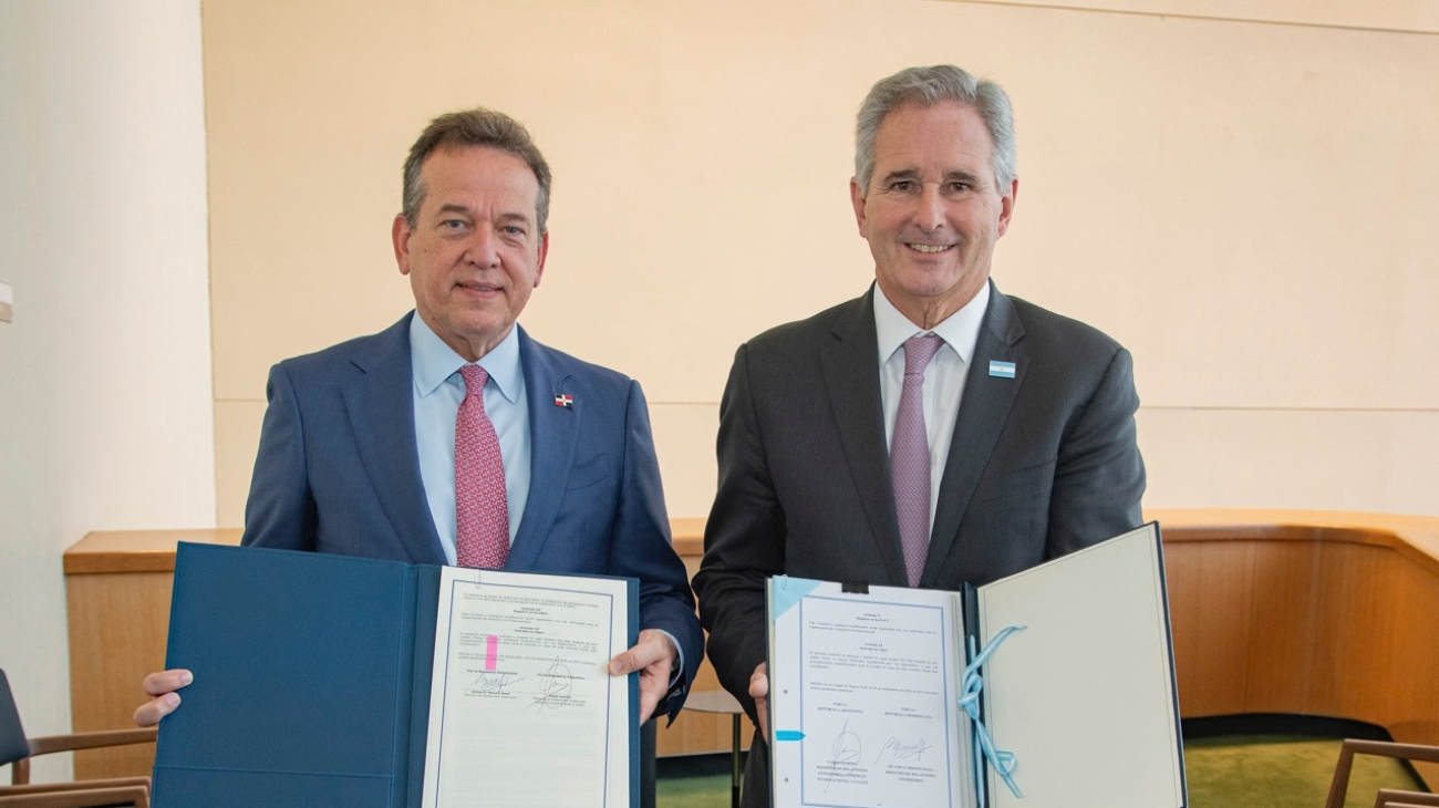 RD y Argentina firman acuerdo para ampliar operaciones aéreas
