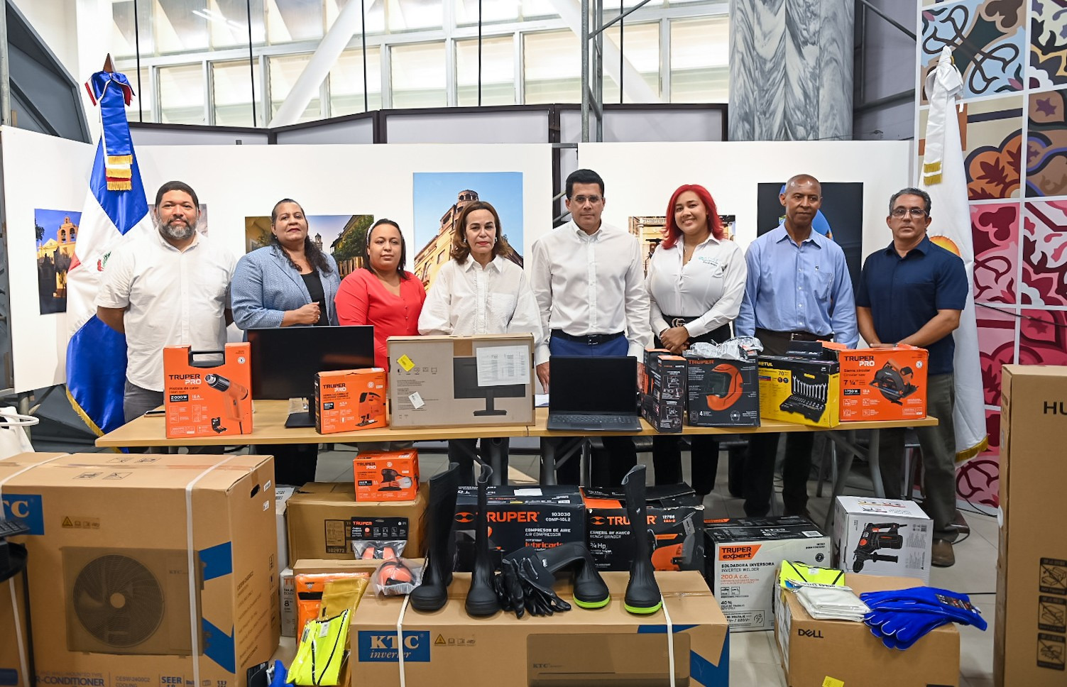 Turismo entrega equipos por RD$5 millones a tres escuelas técnicas
