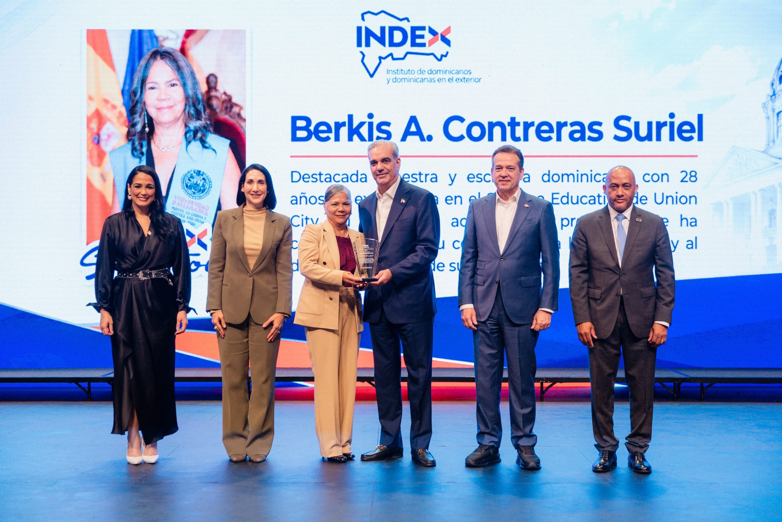 Abinader reconoce a 14 dominicanos destacados en Estados Unidos