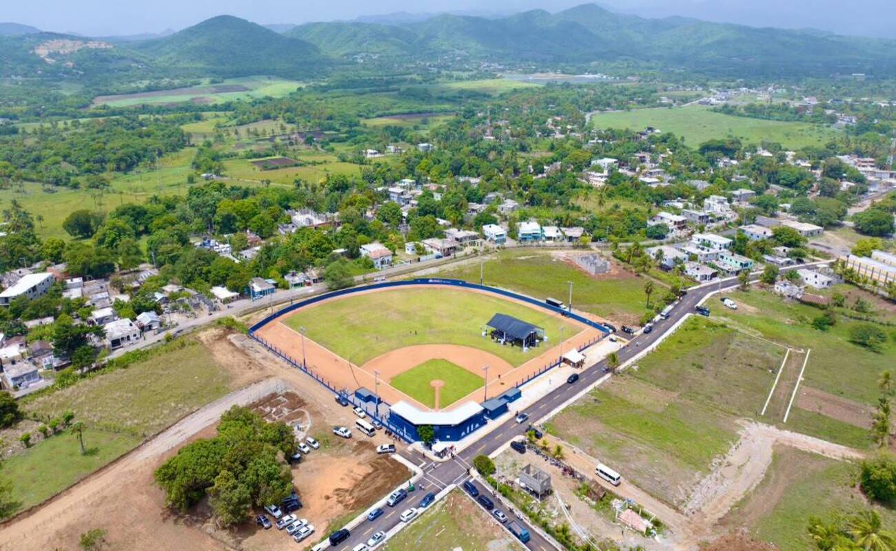 Abinader entrega campo de béisbol de RD 50.5 millones en Peravia